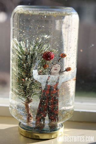 https://cdn.shopify.com/s/files/1/1407/3324/files/homemade-gift-18-diy-snow-globe_480x480.jpg?v=1605727884