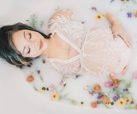 best maternity photo ideas: milk bath