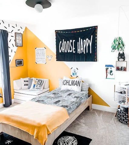 Black, white, and yellow graphic toddler bedroom.