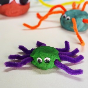 pipe cleaner spider halloween craft for toddlers and preschoolers