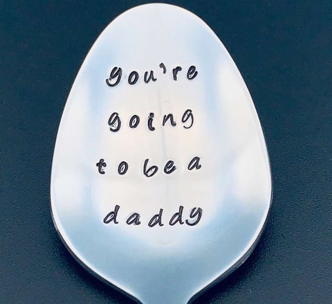 Pregnancy announcement spoon that says "you're going to be a daddy"
