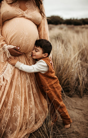 best maternity photo ideas: sibling picture