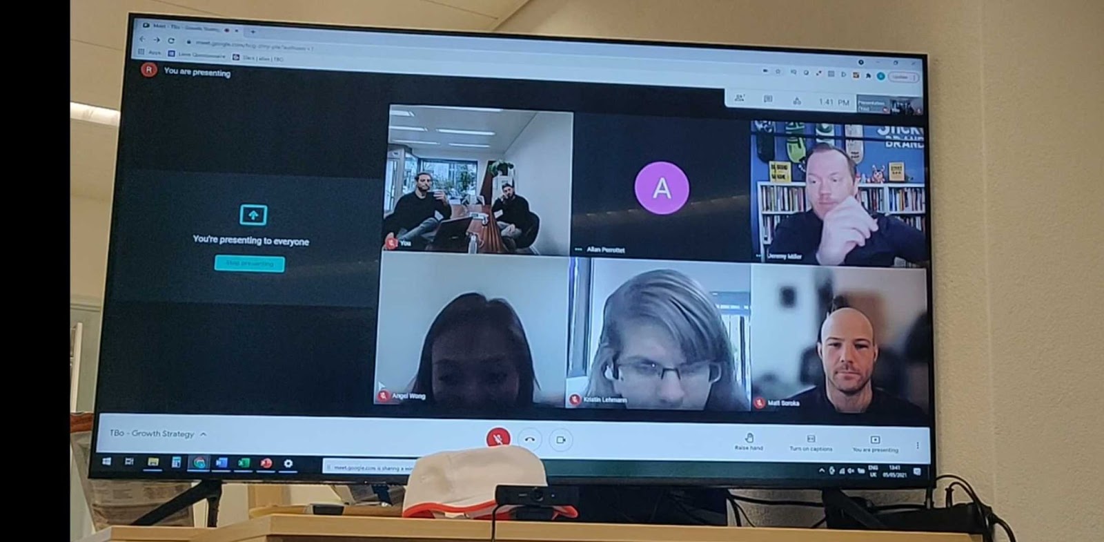 The TBô team brainstorms during a virtual meeting.