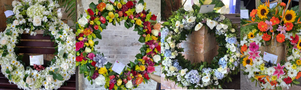 Corona fúnebre de con flores y rosas blancas y verdes.