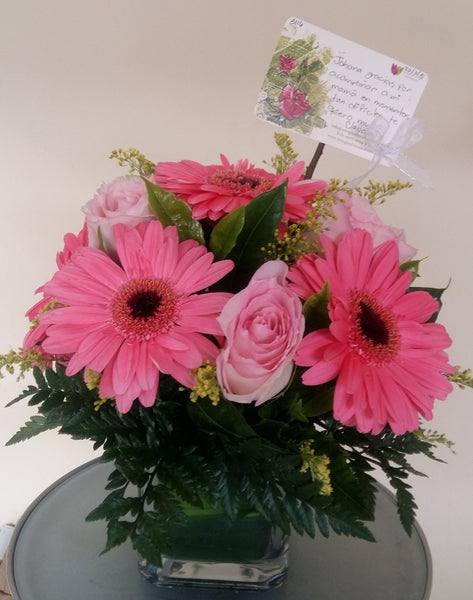 Cubo de Gerberas y Rosas – Arreglos Florales Guatemala