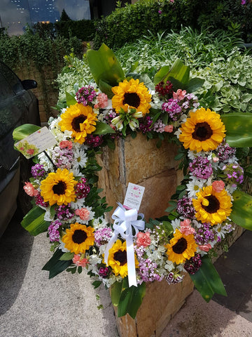 Corona de condolencias con Girasoles – Arreglos Florales Guatemala