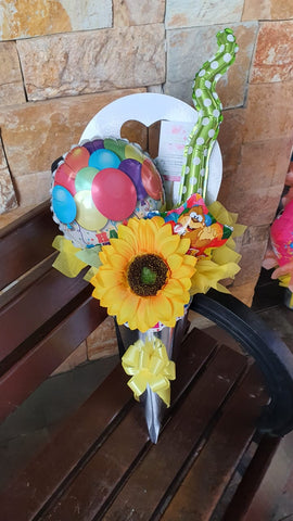 Cono de Globos, Dulces y flores – Arreglos Florales Guatemala