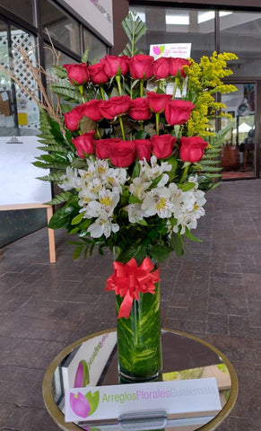 Roja Sencillez En Cristal – Arreglos Florales Guatemala