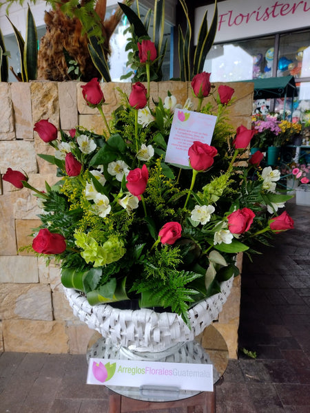 Cesta de Amor con Rosas Grande – Arreglos Florales Guatemala