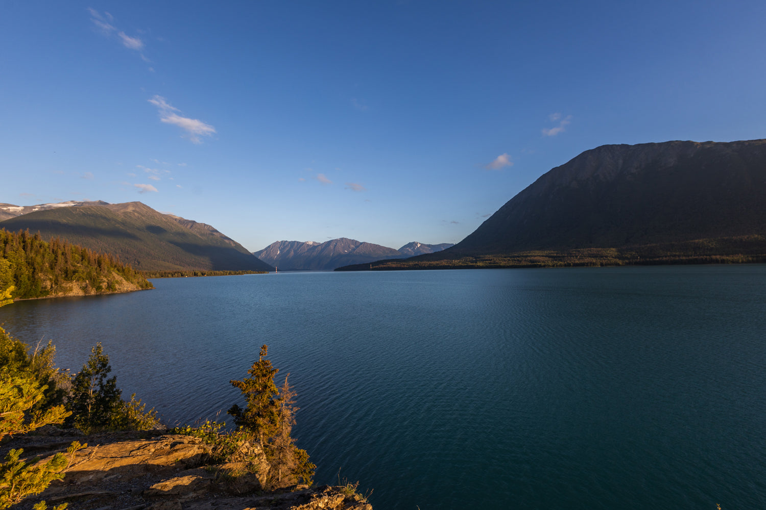 Toma de paisaje de un lago y montañas al fondo