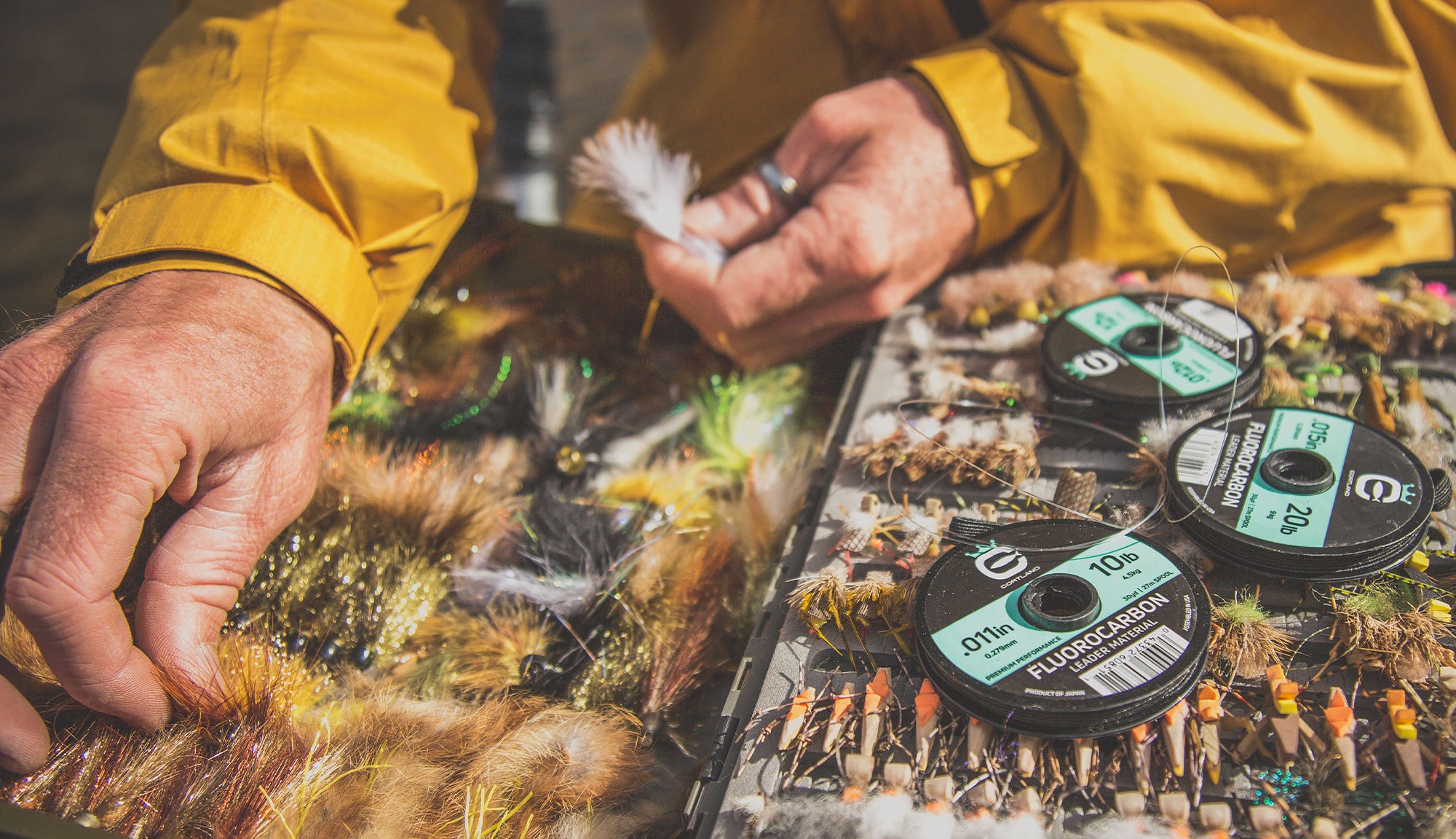 Angler wählt seinen Köder und das Vorfachmaterial von Cortland Line aus