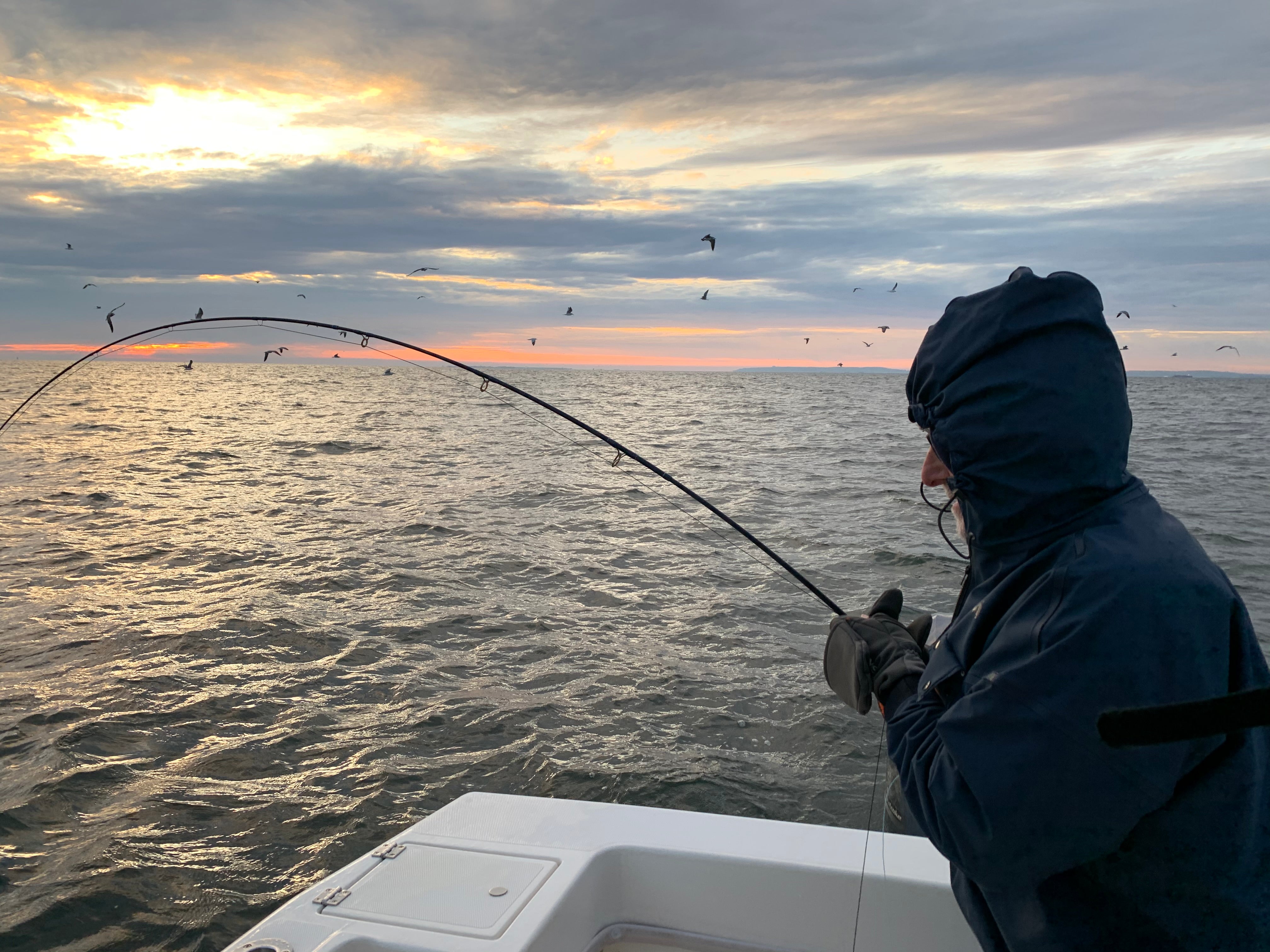 Angler fischt von einem Boot in der Raritan Bay