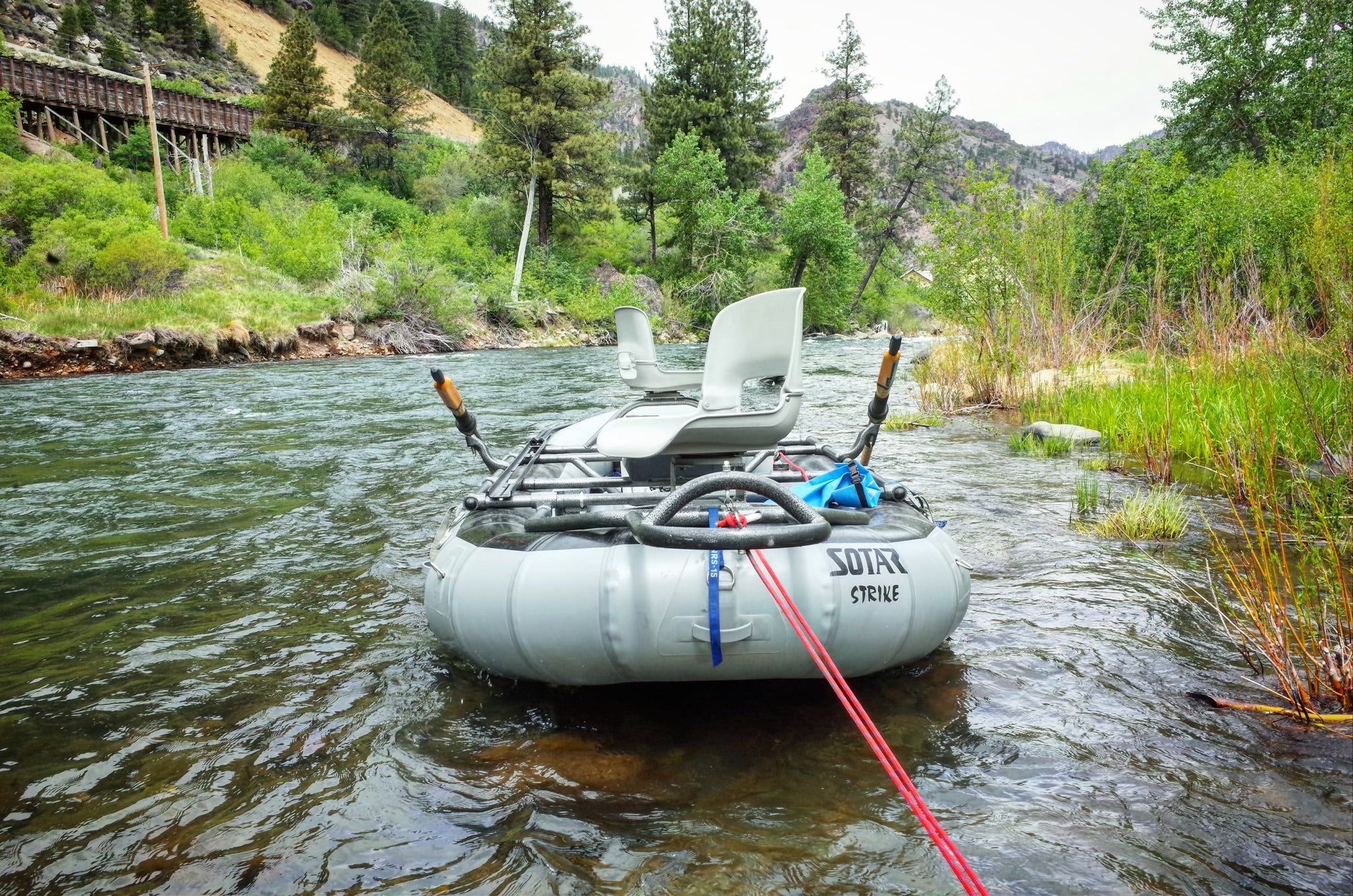 Kleines Fischerboot auf einem Fluss