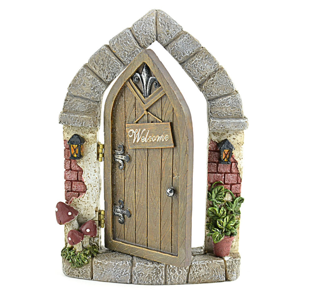 Мини дверь купить. Сказочная дверь в саду. Двери для фей и гномиков. Дверцы для фей в доме Ирландия. Домик велком на дверь.