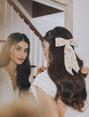 Anne Curtis-Smith’s soft curls and a simple white ribbon