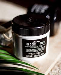 Davines OI Conditioner: Absolute Beautifying Conditioner with Roucou Oil