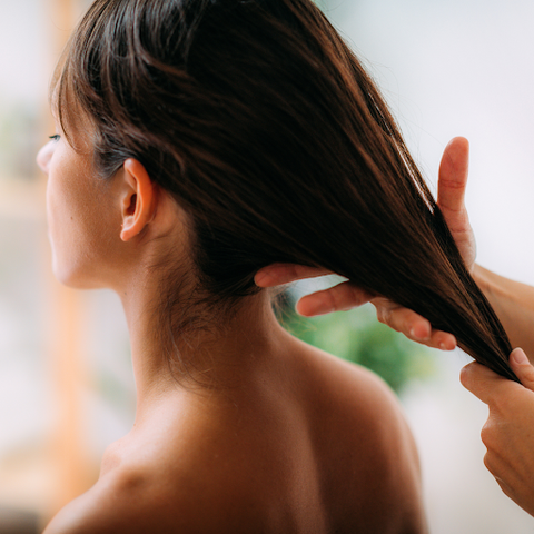 Applying oils in hair