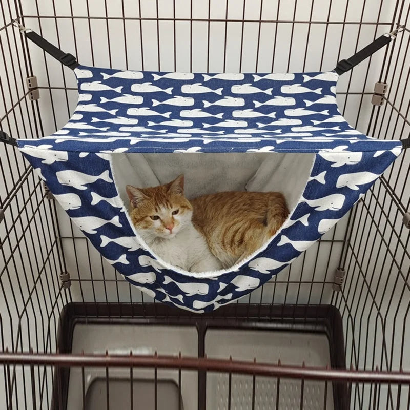 Hamac pour Chat Bleu avec Motifs de Baleines avec un chat dedans