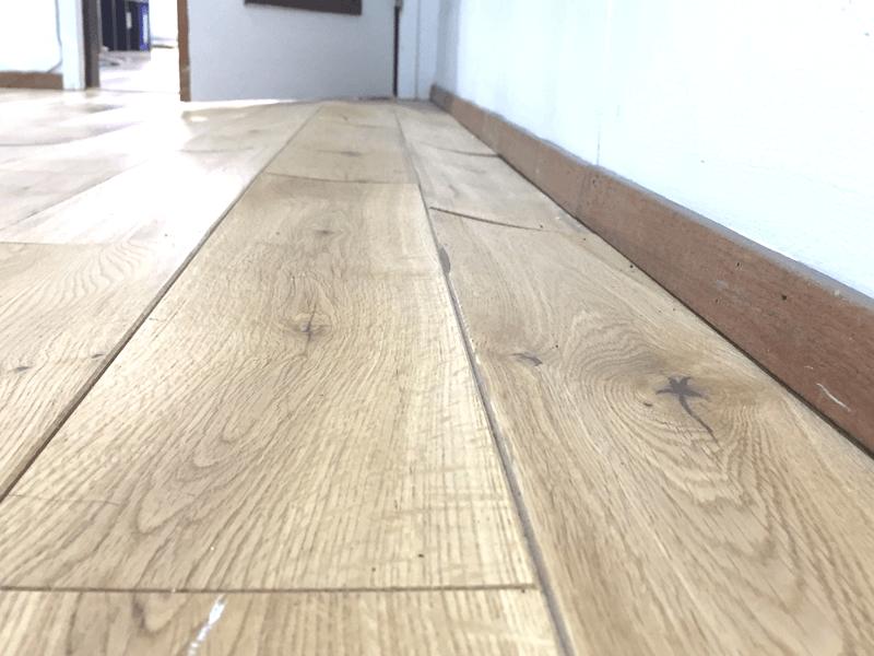 podłoga z twardego drewna w piwnicy wyboczenia i pęknięcia