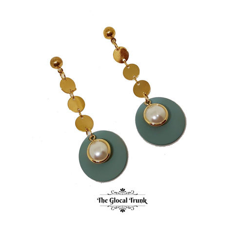 https://www.theglocaltrunk.com/products/pearl-gold-and-teal-dangler-disc-earrings