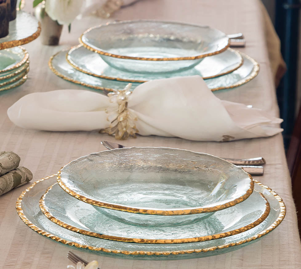 Edgey tablesetting, gold rim glass dinnerware