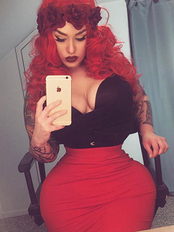 Lindsey customer photo of after waist training while corseted