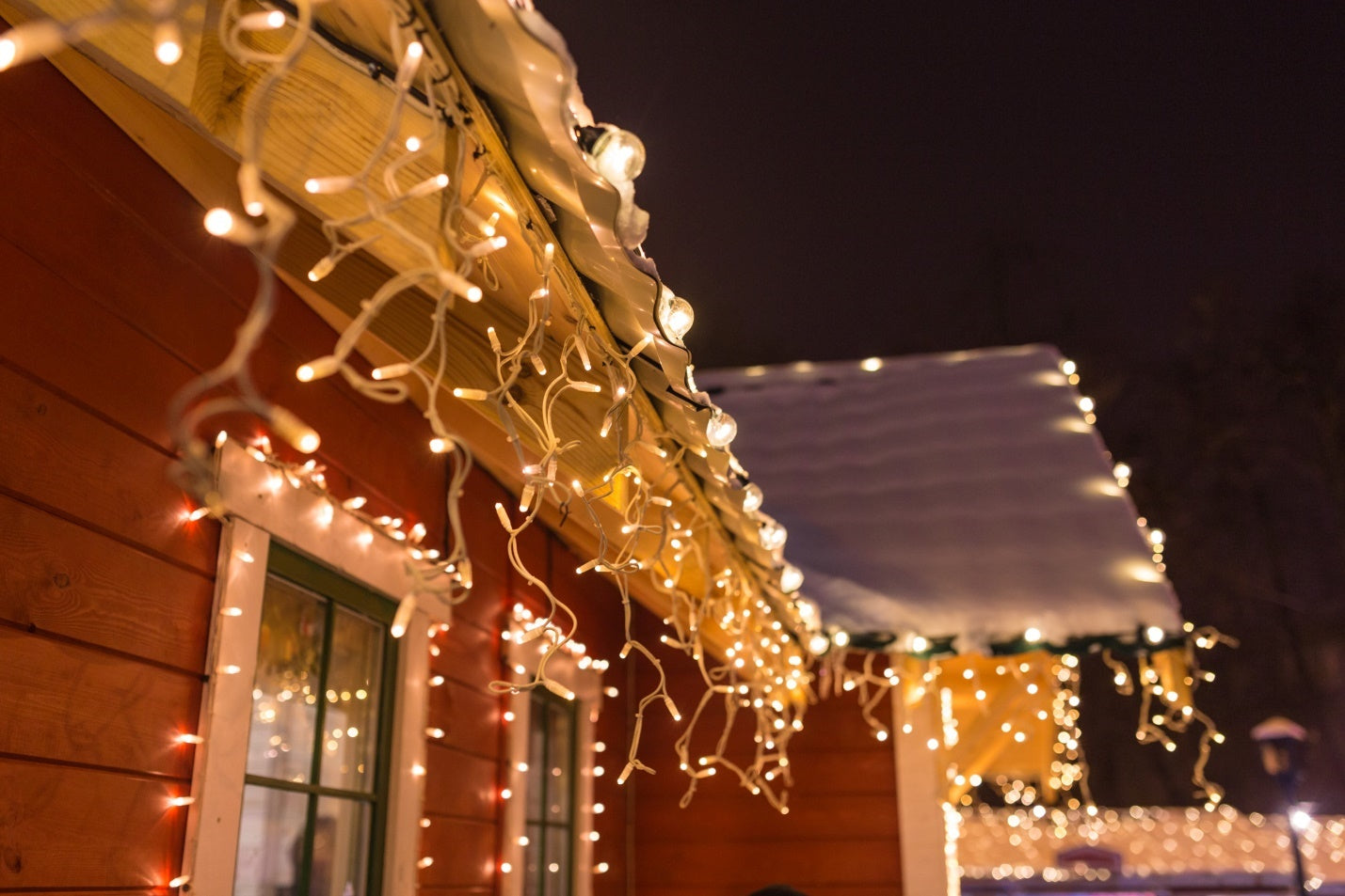 Tips & Inspiration for Decorating with Icicle Lights - MosquitoNix®