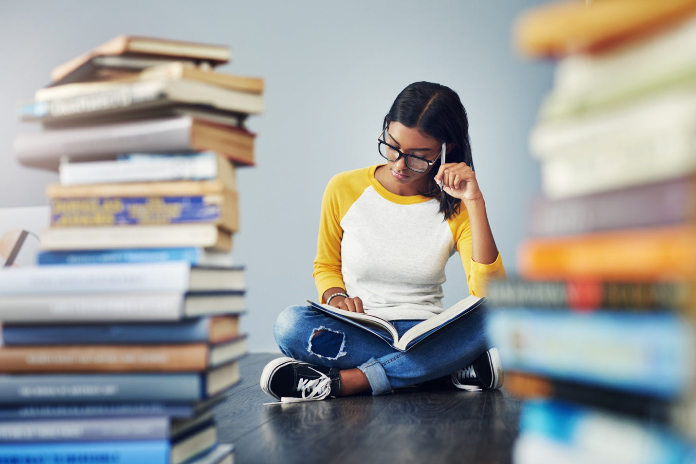 She study for her exams. Картинка студент читает книгу. Female student hugging textbooks.