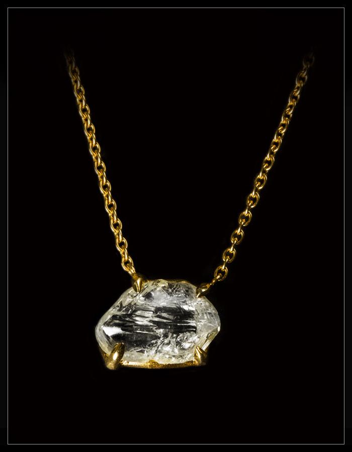 Clea one diamond pendant in yellow gold
