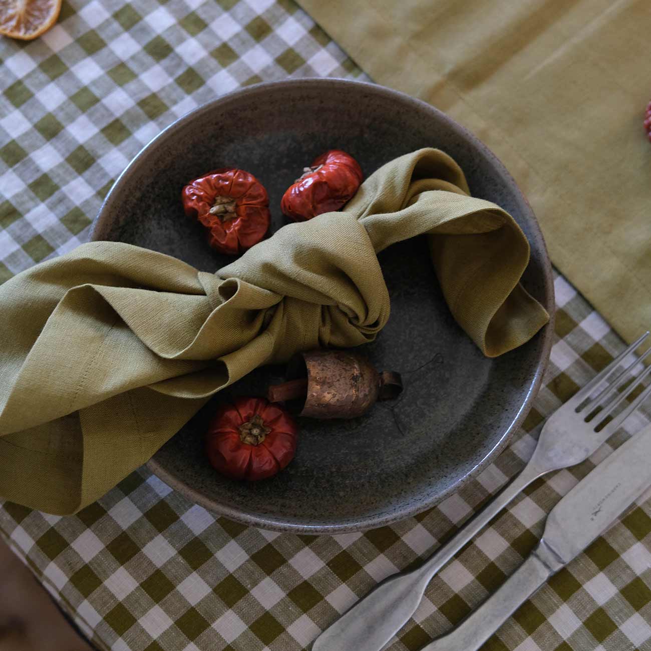 https://cdn.shopify.com/s/files/1/1427/9454/files/PigletinBed-Tableware-LinenNapkin-Botanical-Green-Lifestyle_1.jpg