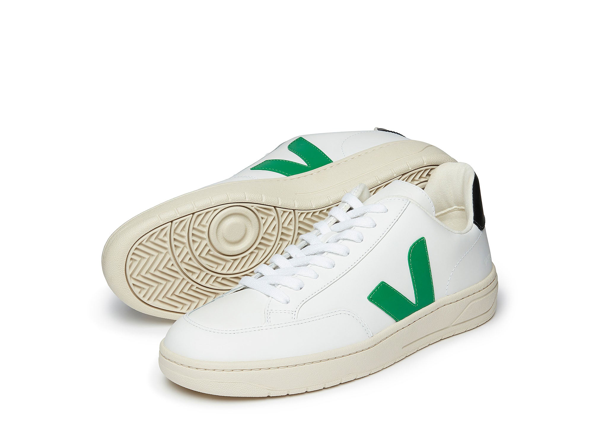 Veja V-12 in Extra White Emerald Black 