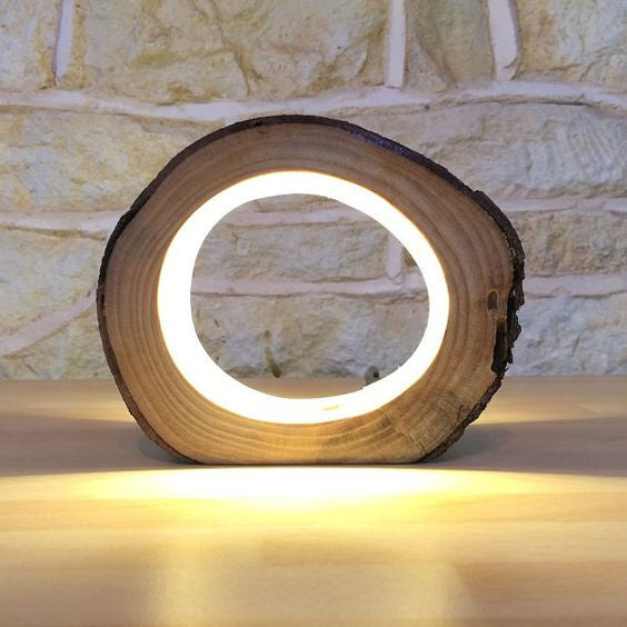 34 Wood Lamps You’ll Want to DIY Immediately - Read more at www.ilikethatlamp.com #woodlamps #diy #diylamp #diyprojects #diyhomedecor #lamps #lighting 