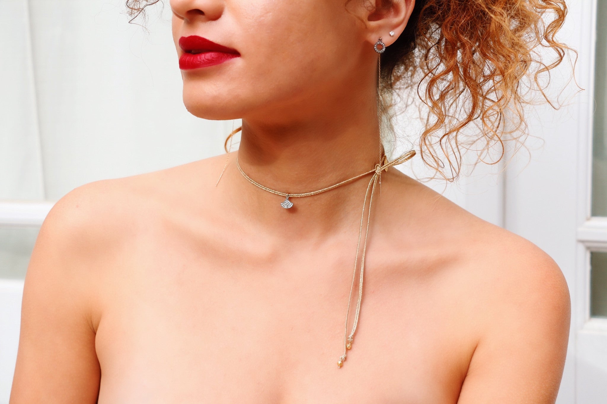 Metallic Ribbon Diamond Choker in Hollow Oval