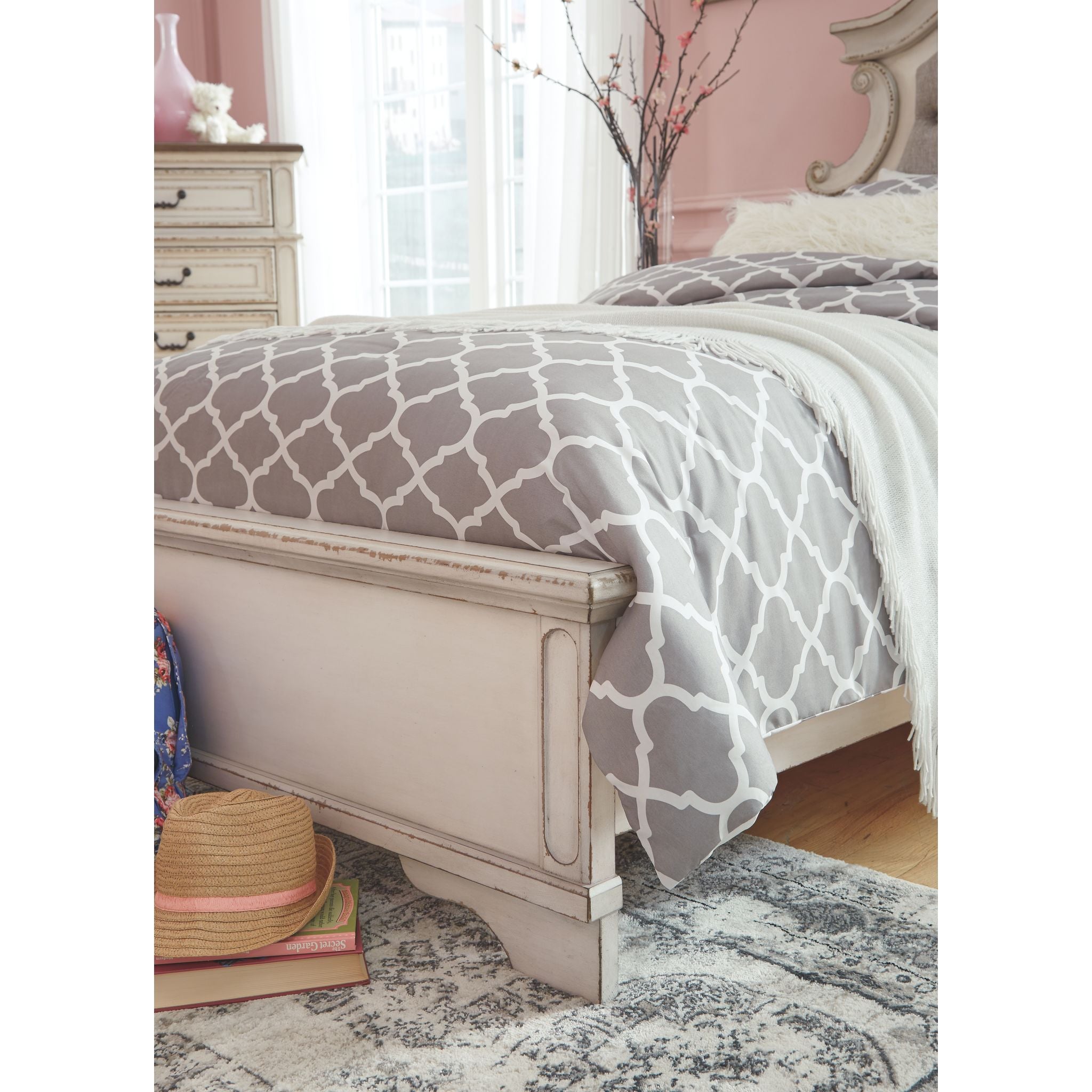 Realyn Panel Bed - White