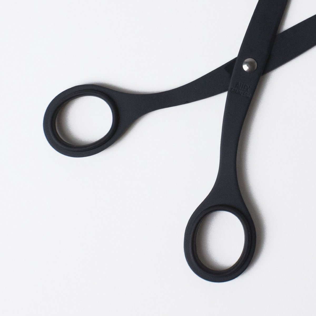 https://cdn.shopify.com/s/files/1/1433/5974/products/ALLEX-Scissors-Crop-02-759658.jpg?v=1684425180