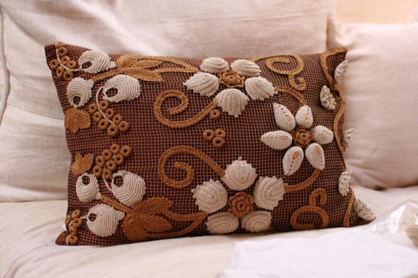 Pandora de Balthazár Antique raised flower linen decorative pillow cover.