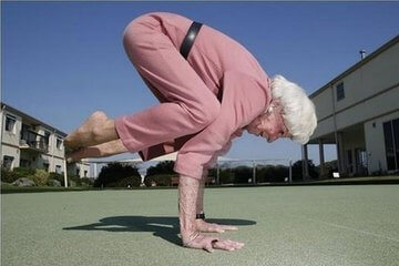 Abuelita haciendo Yoga
