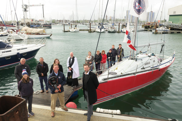 TeamO Marine unterstützt die RNSA Royal Naval Sailing Association mit Rettungswesten für die Besatzung der neuen Corby 29-Bootsbesatzung für die Segelsaison 2021 im Solent
