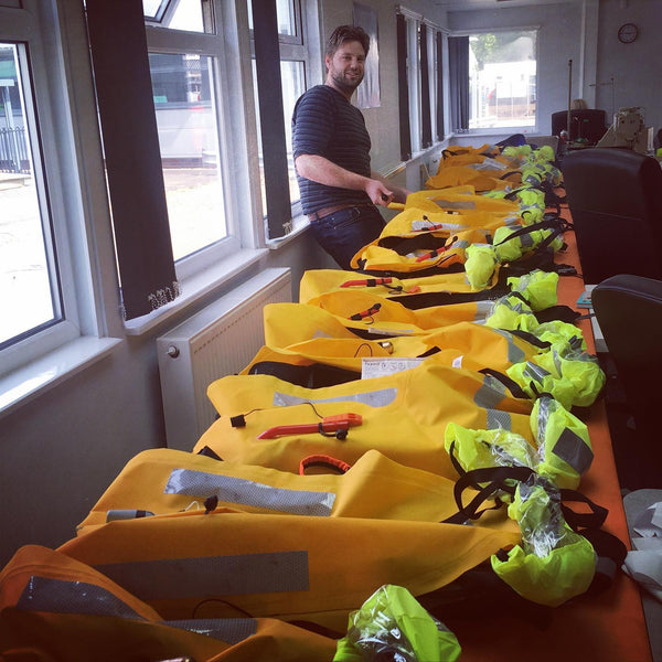 Oscar Mead, fondateur de TeamO Marine, travaille dans l'usine britannique de gilets de sauvetage et effectue des contrôles de qualité sur les nouveaux gilets de sauvetage