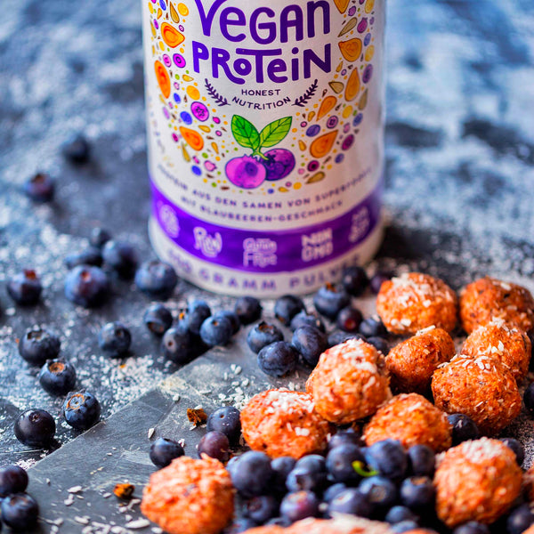 Healthy Snacking: Blueberry Protein Balls für unterwegs