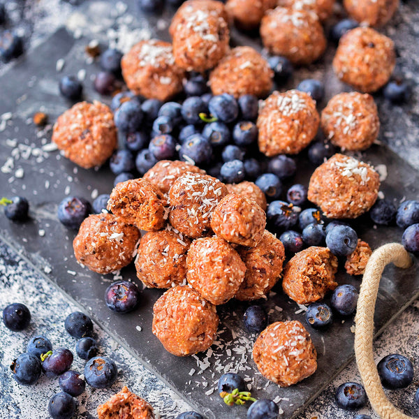 Healthy Snacking: Blueberry Protein Balls für unterwegs