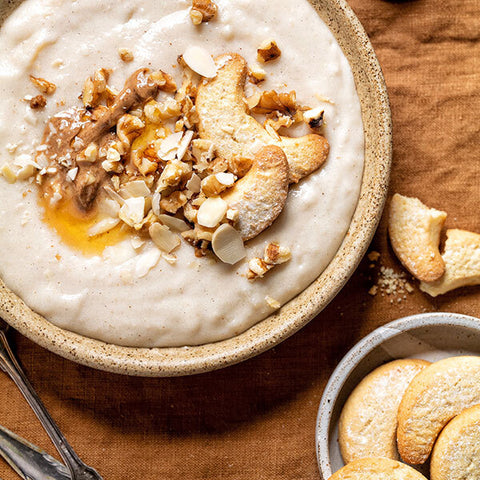 Protein Grießpudding mit winterlichem Vanille Kipferl