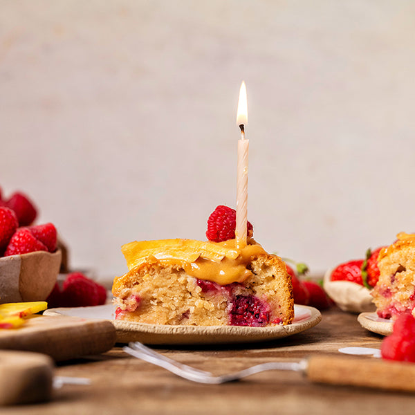 Torta proteica con frutti di bosco freschi e glassa al burro di arachidi