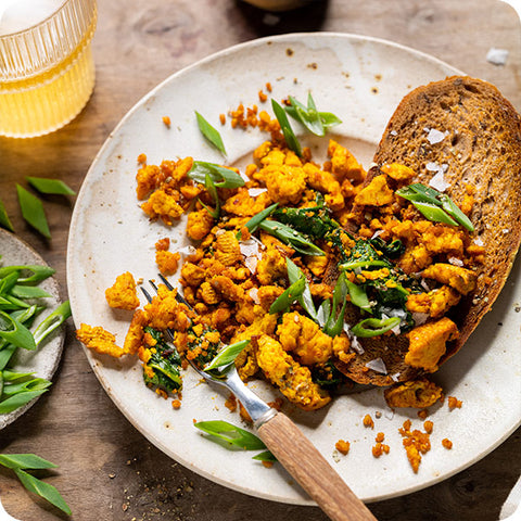 Scrambled Tofu mit Spinat und Kräutertropfen