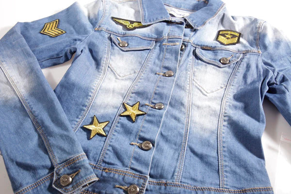 Denim jacket met military patches