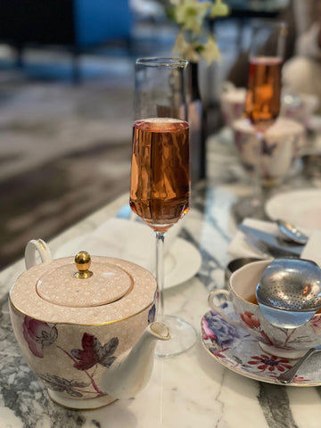 Teapot with teacup and rosé