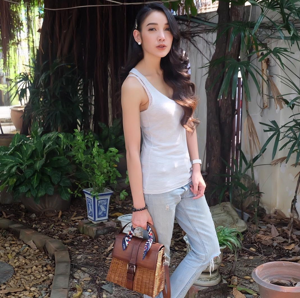 Pat looks gorgeous in casual outfit carrying LENA wicker bag – VTThai