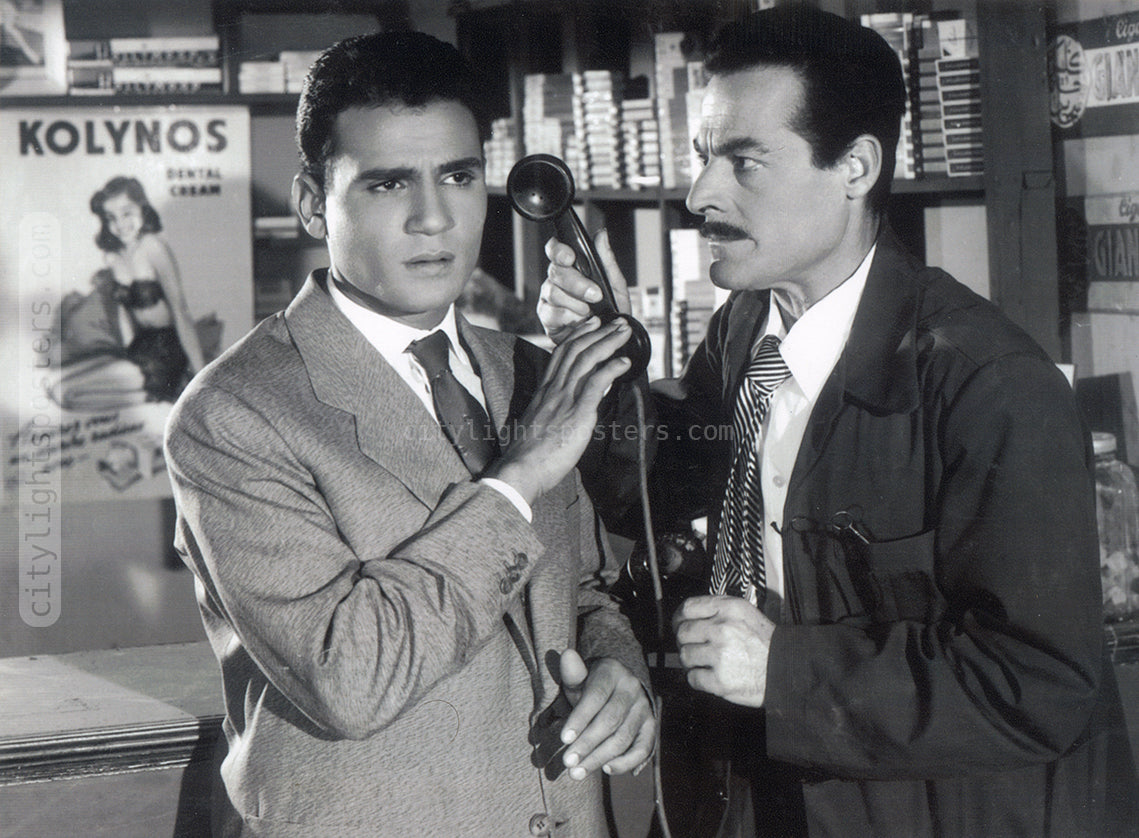 عبد السلام النابلسي وعبد الحليم حافظ في فيلم «حكاية حب» (1959).