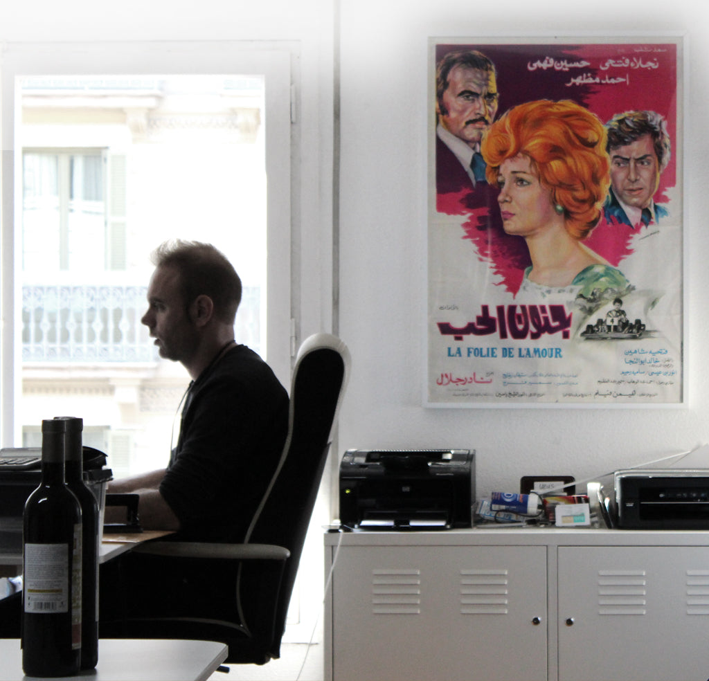ملصق فيلم جنون الحب معلقاً في مكتب طارق عتريسي ديزاين في برشلونة، إسبانيا.
