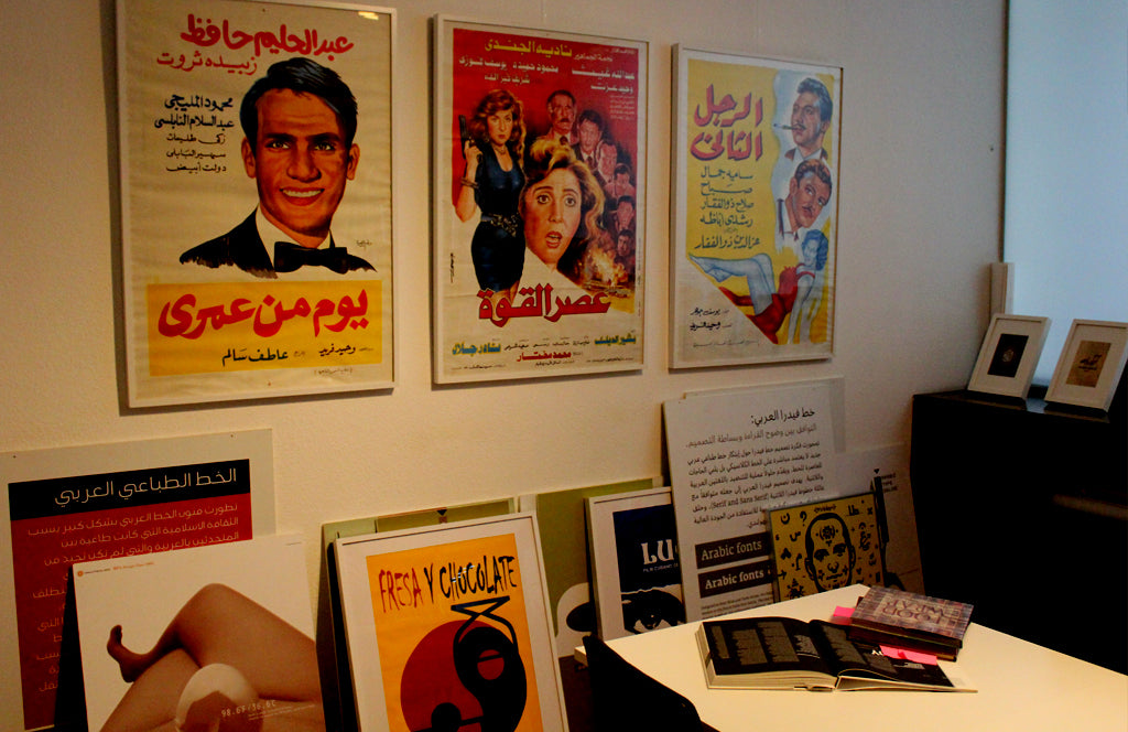 العديد من الملصقات الأصلية لأفلام مصرية معلقة في مكتب طارق عتريسي ديزاين في برشلونة، إسبانيا.